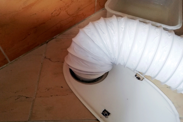 Podłączenie rury ozonatora do kanalizacji WC